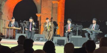 سفير المقام العراقي حسين الأعظمي يتألق في جرش بقيادة المايسترو محمد حسين كمر