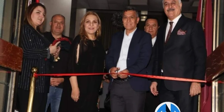 الفنانة التشكيلية العراقية عبير حمودي تفتتح معرضها الفني الشخصي في عمان