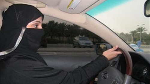 العاهل السعودي يأمر بالسماح للمرأة بقيادة السيارة