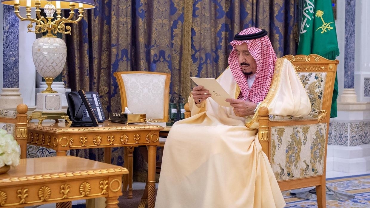 السعودية تغلق المؤسسات التعليمية وتعلق الرحلات الجوية من وإلى تسع دول