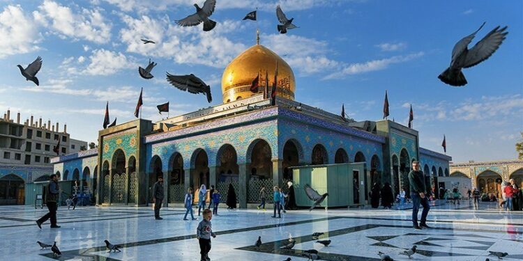 “فيديو” عراقي يودع مقام السيدة زينب عليها السلام