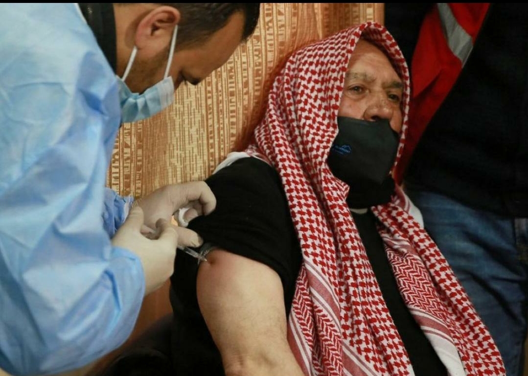 الاردن اول دولة في العالم تباشر بتطعيم المقيمين واللاجئين على ارضها “مجانا”