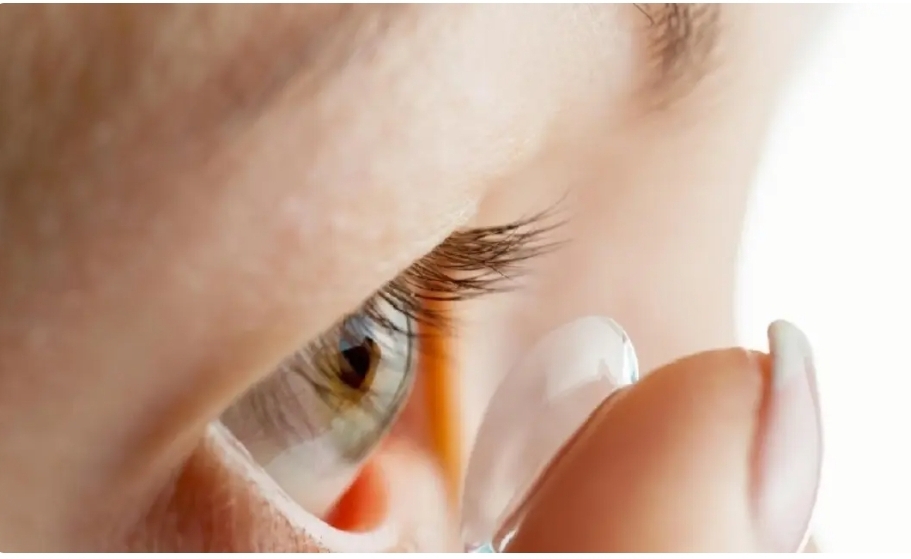 ثورة طبية في عدسة لاصقة طورها علماء من جامعات 3 دول