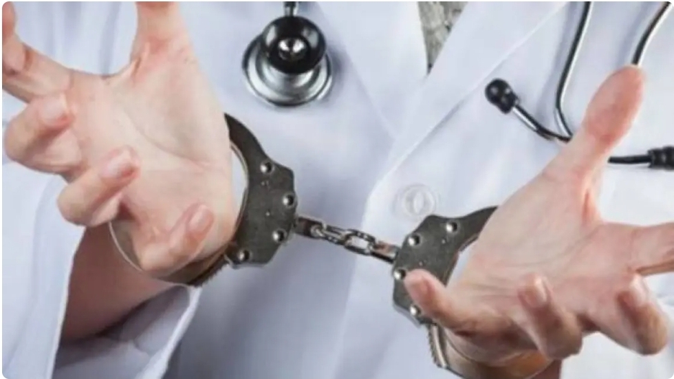 يمتلكان 4 عيادات : حلاق وزوجته ينتحلان صفة طبيب بمصر