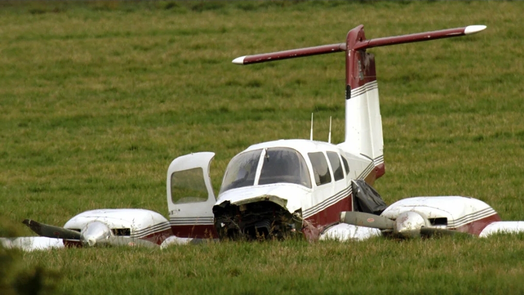 فيديو مرعب لطائرة تهبط اضطراريا على طريق سريع في أمريكا وتصطدم بسيارة