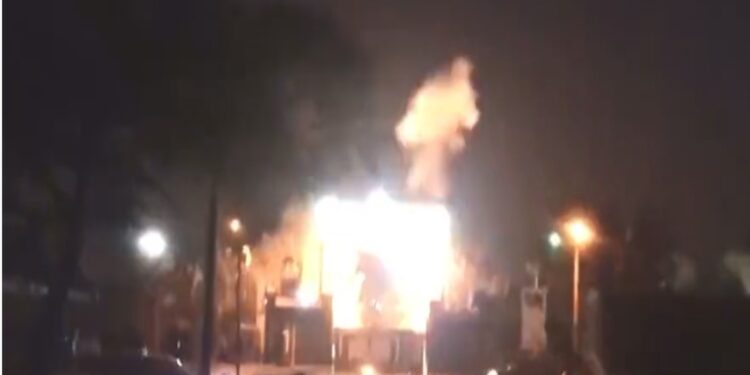 انفجارات عنيفة تعصف بمعسكر “مالك الأشتر” التابع للحرس الثوري الإيراني