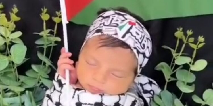 بهذا الايمان والشجاعة والانتماء تودع الأم الفلسطينية فلذة كبدها “فيديو”