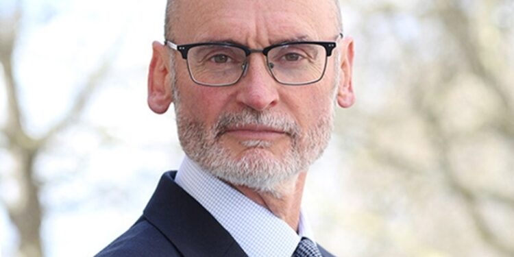 “أيامك معدودة” السفير البريطاني يتوعد احمد البشير من شارع الرشيد