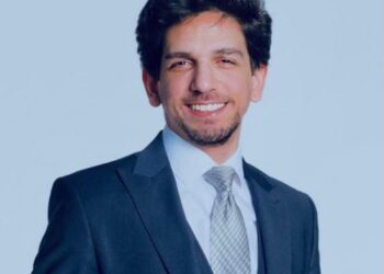طبيب القلوب “احمد زياد الترك” يداوي مرضاه بشرف المهنة والانسانية
