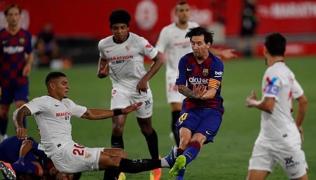 غضب ميسي من دييجو كارلوس في مبارة إشبيلية