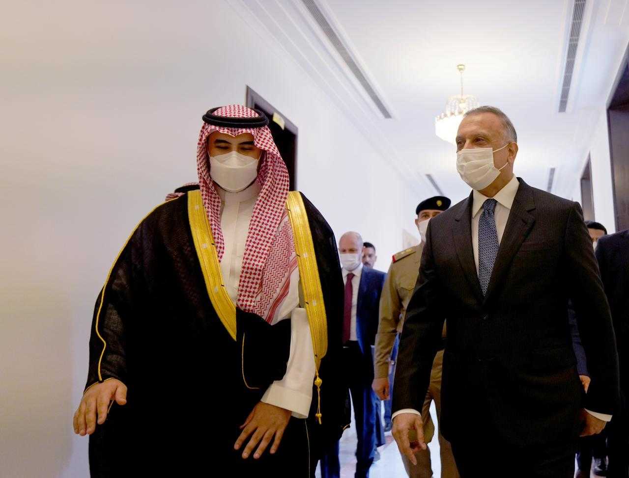الكاظمي وخالد بن سلمان يناقشان التعاون الأمني في مواجهة فلول داعش
