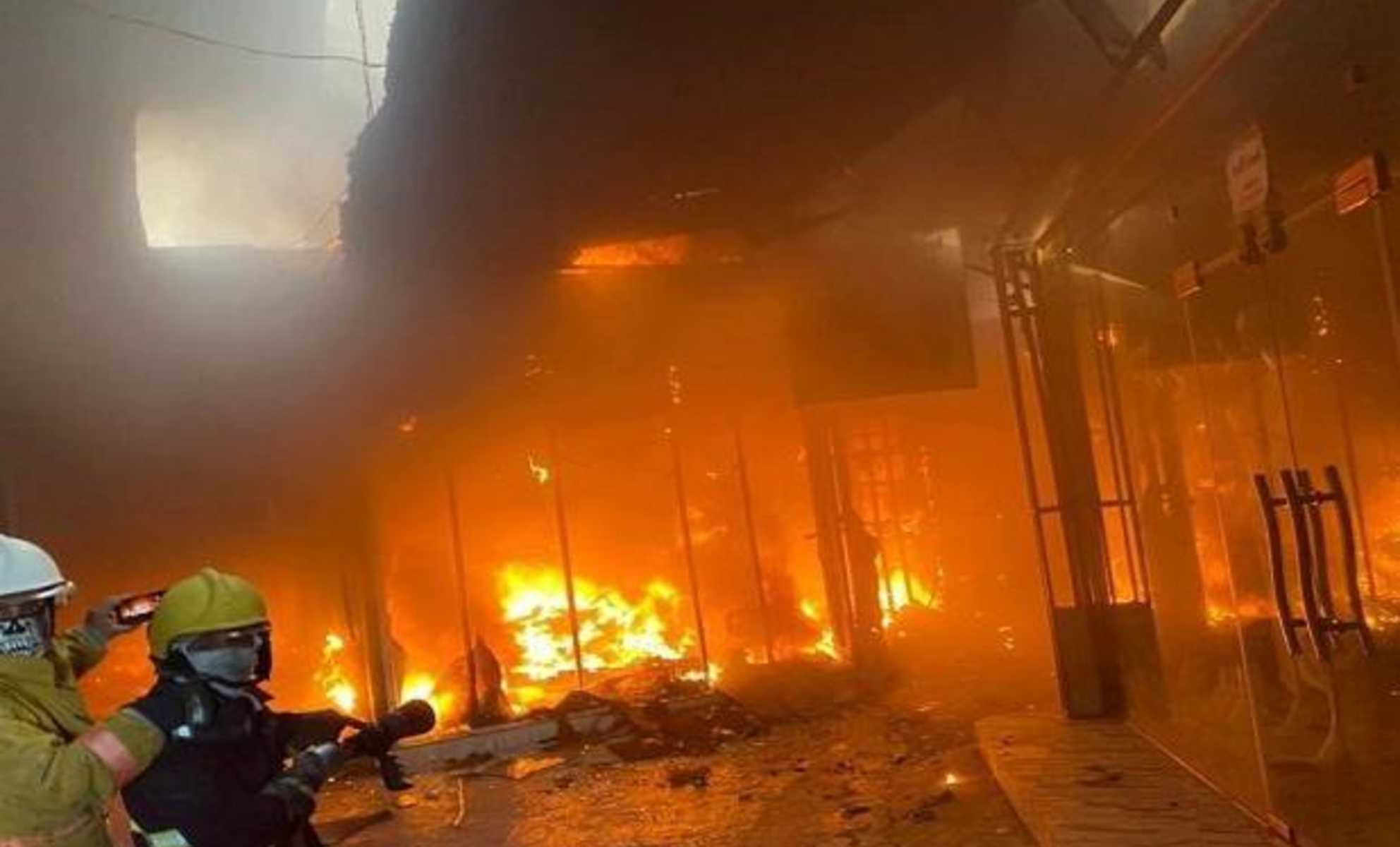 مصرع طفلة في حريق ضخم بأحد فنادق كربلاء بالعراق