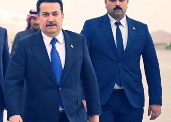 “الخيانة أو المساومة” شخص يدعي انه الحارس الشخصي لرئيس الوزراء العراقي (فيديو)