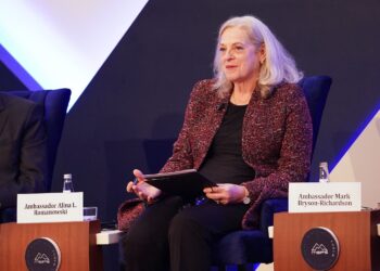 سفيرة واشنطن لدى بغداد: الولايات المتحدة لن ترحل عن المنطقة