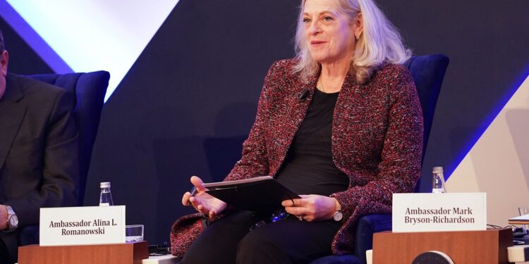 سفيرة واشنطن لدى بغداد: الولايات المتحدة لن ترحل عن المنطقة