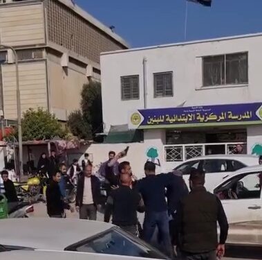 “فيديو” متهور يحمل السلاح يعتدي على رجل مرور في محافظة واسط