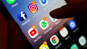 فيسبوك تقر باستخدام متعاقدين لتدوين محادثات مستخدميها