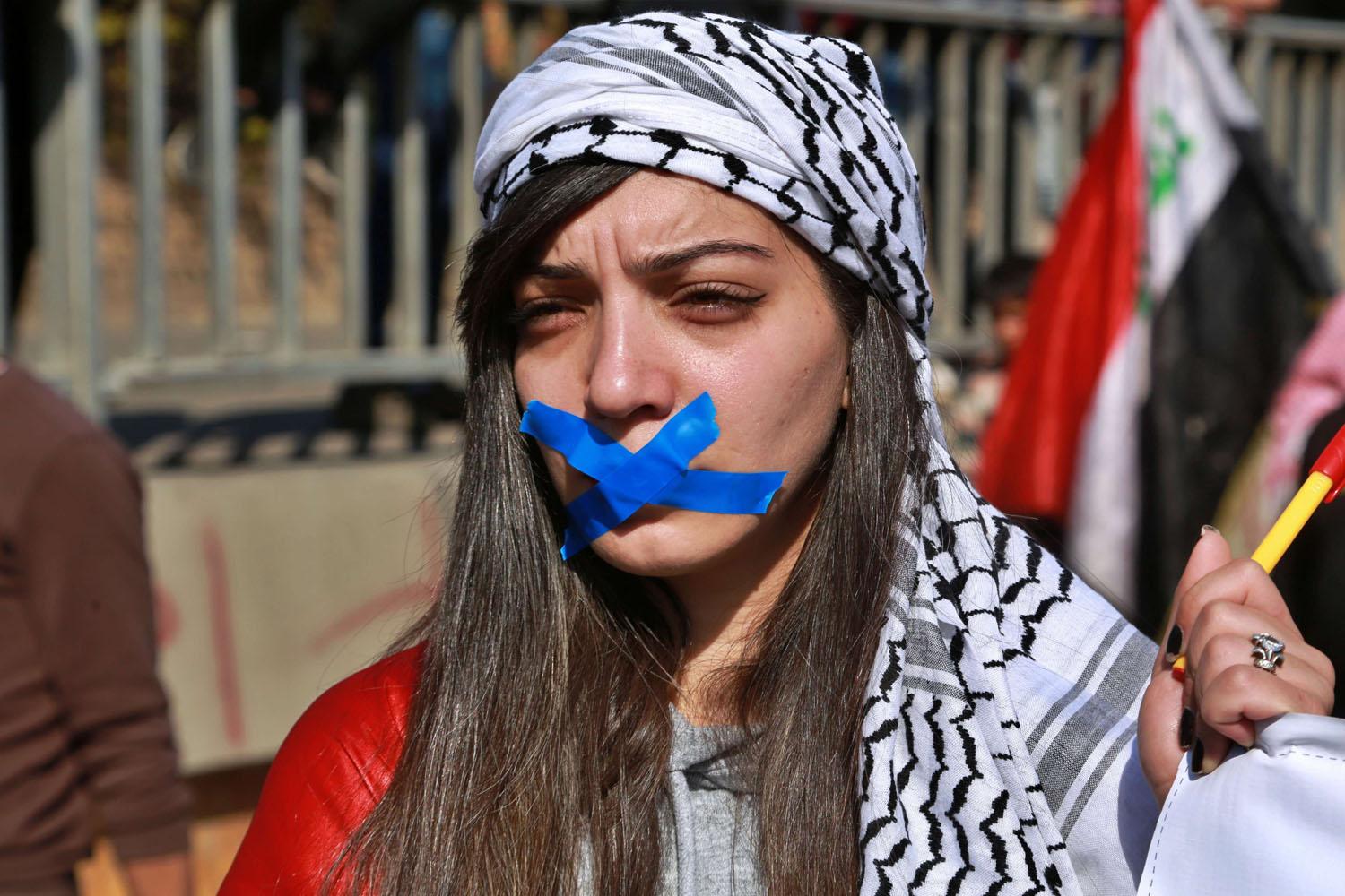 الصدر يطالب المتظاهرين بعدم التدخل في السياسة!