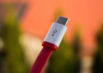 أوروبا تعتمد شاحن “USB” واحد لسوق الهواتف والأجهزة وشركة “أبل” الامريكية اكثر المتضررين