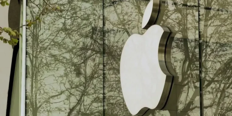 شركة أبل تطرح سماعات جديدة لضعاف السمع