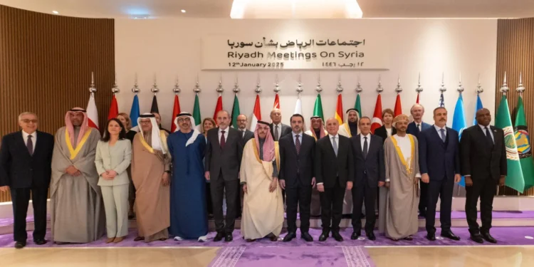 الاجتماع العربي في الرياض يدعو لرفع العقوبات عن سوريا