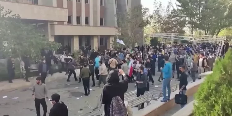 تظاهرات مستمرة بإيران.. وبرلمانيون يطالبون بإعدام المحتجين