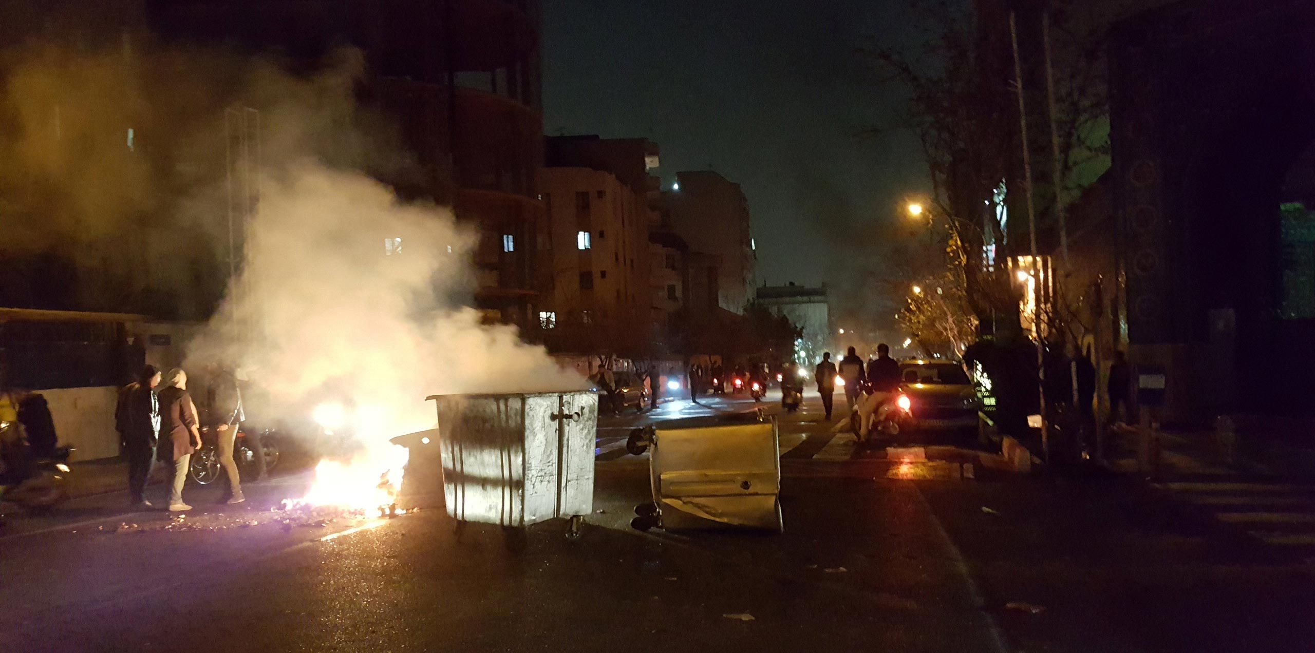 احتجاجات ضد النظام وسط رصاص الامن في طهران