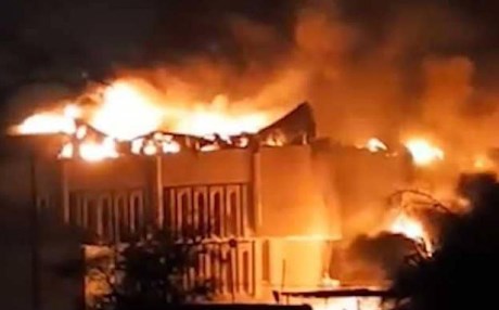 متظاهرو البصرة يحرقون القنصلية الايرانية هاتفين “أيران برة برة”