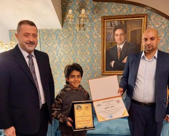 رئيس جمعية الصداقة الفلسطينية العراقية يتفقد عائلة الراحل “أحمد راضي”
