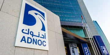 استهداف سفينة إماراتية بصاروخ أثناء عبورها مضيق هرمز