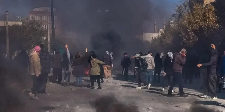 الحرس الثوري يتوعد المحتجين بإيران.. وتعزيزات في أذربيجان