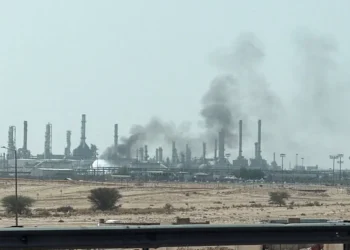 سحابة دخان ونيران بالقرب من منشأة أرامكو في الرياض