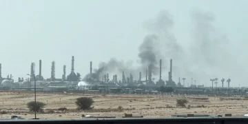 سحابة دخان ونيران بالقرب من منشأة أرامكو في الرياض