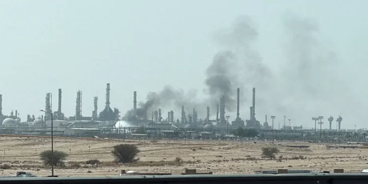 سحابة دخان ونيران بالقرب من منشأة أرامكو في الرياض