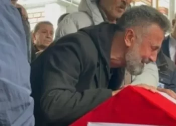 نجم مسلسل “أرطغرل” ينهار بجنازة ابنته التي قتلت بتفجير إسطنبول