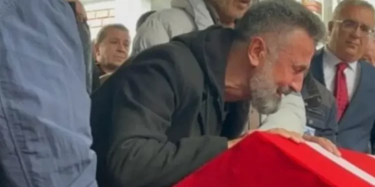 نجم مسلسل “أرطغرل” ينهار بجنازة ابنته التي قتلت بتفجير إسطنبول