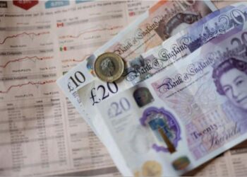 الإسترليني يتراجع بعد استقالة رئيسة وزراء بريطانيا وأدنى مستوى للين في 32 عاما