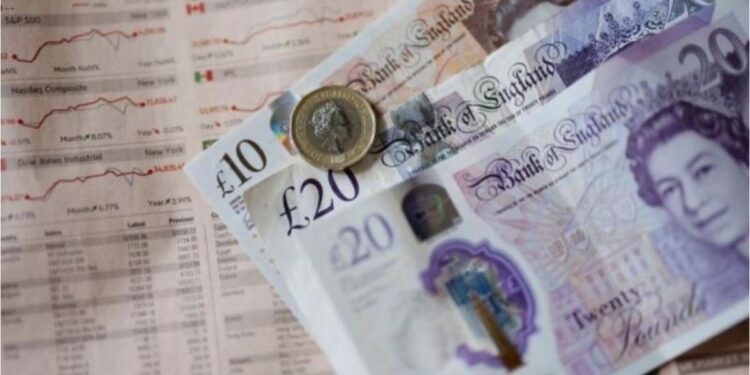 الإسترليني يتراجع بعد استقالة رئيسة وزراء بريطانيا وأدنى مستوى للين في 32 عاما