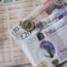 الإسترليني يتراجع بعد استقالة رئيسة وزراء بريطانيا وأدنى مستوى للين في 32 عاما