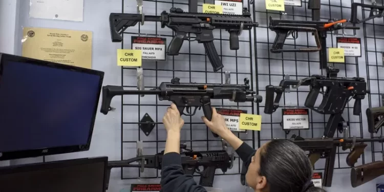 اتفاق مبدئي بالكونغرس الأميركي بوضع قيود على الأسلحة الشخصية