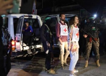 إسرائيلية كانت في غزة: عناصر حماس حمونا بأجسادهم من القصف وعاملونا باحترام- (فيديو)