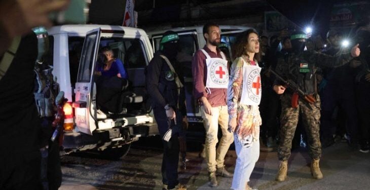 إسرائيلية كانت في غزة: عناصر حماس حمونا بأجسادهم من القصف وعاملونا باحترام- (فيديو)