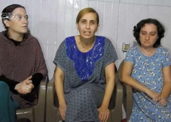 إسرائيلية أُطلق سراحها في صفقة التبادل توجه رسالة شكر إلى مقاتلي وقادة القسام- (تدوينات)