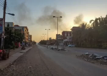 أعمدة دخان تتصاعد.. واشتباكات تحتدم وسط الخرطوم