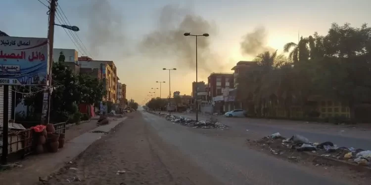 أعمدة دخان تتصاعد.. واشتباكات تحتدم وسط الخرطوم