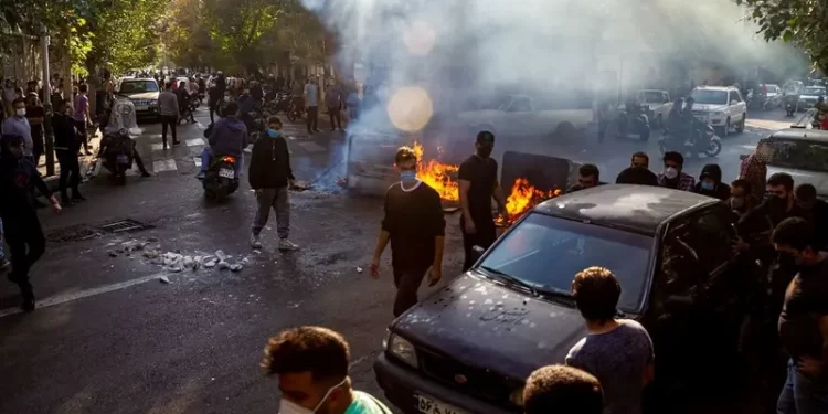 15 معتقلة ومحكوم بالإعدام والإضرابات تملئ سجون إيران..