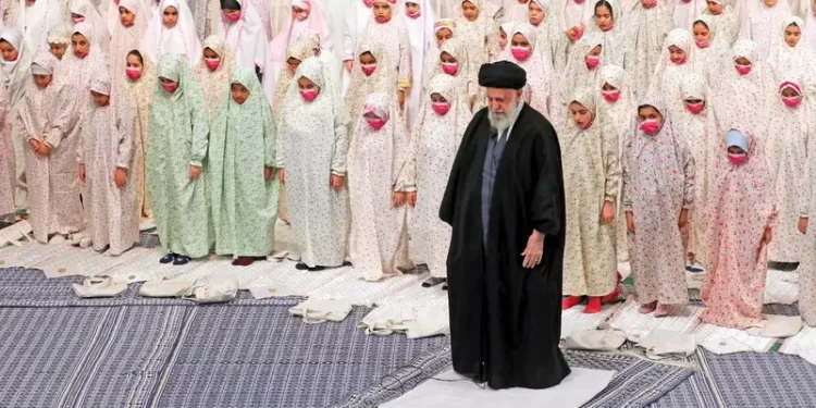 صور لخامنئي تستفز ناشطين إيرانيين.. “يغسل دماغ الأطفال”