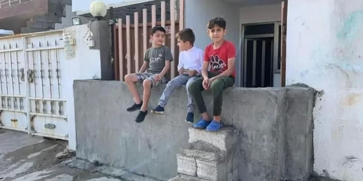 عراقيون يتأهبون للفيضانات بطريقة غريبة