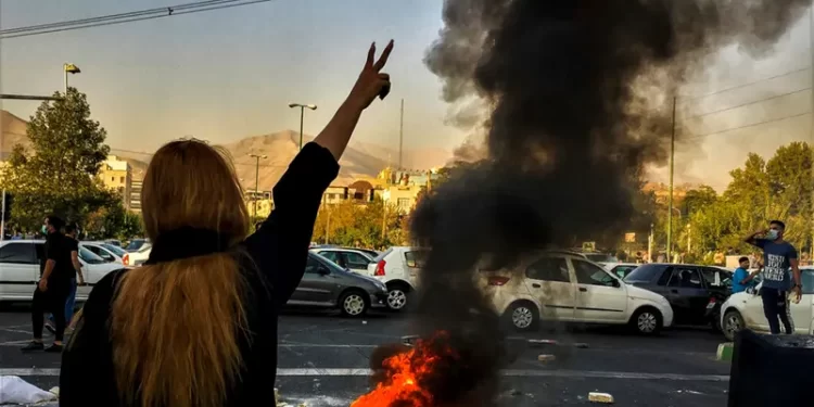 تعذيب مروع للأطفال المعتقلين.. اتهامات جديدة لإيران