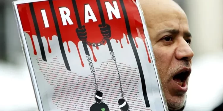 إيران تنفذ الإعدام بحق اثنين من المحتجين دفعة واحدة